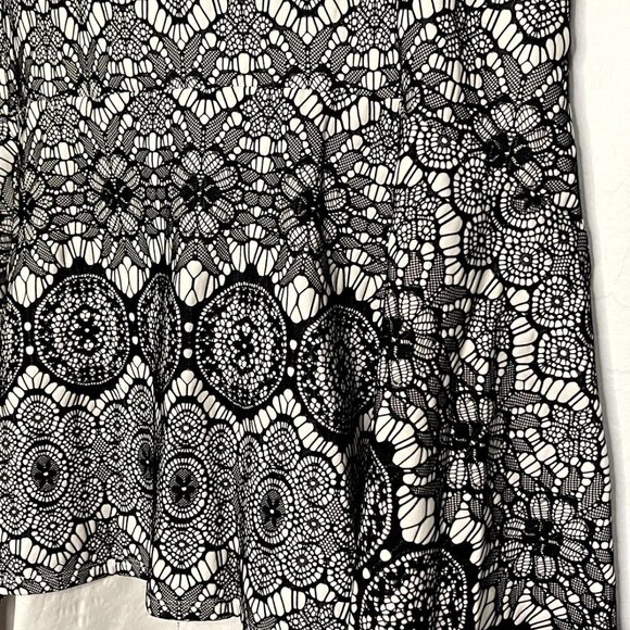 Torrid Bonded Black and White Lace Skater Hi Low Skirt 2 2X 18/20 - Picture 4 of 7
